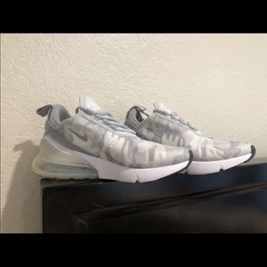 Women’s size 5 Nike Airmax 270